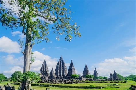  Prambanan Temple! En mystisk ruinkomplex som berättar historier om gudar och hjälter