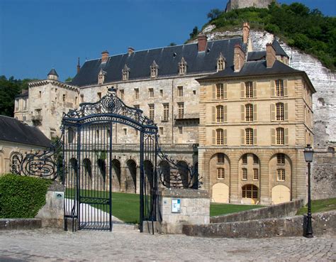 Château de la Roche-Guyon – En Mystisk Medeltida Festning och ett Konstårets Juvel!