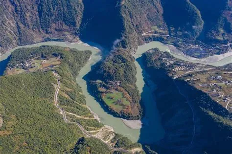 Jiuqujiang River Scenic Area - En Sagolik Båtfärd genom Fantastiska Landskap!