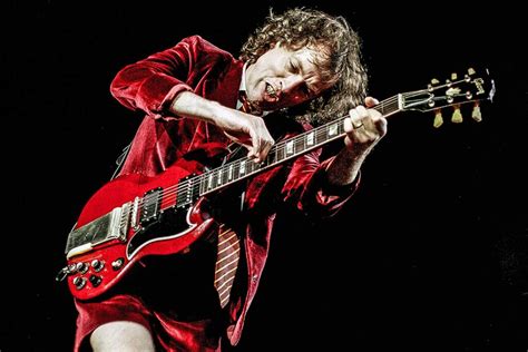 What Guitar Does Angus Young Play: A Symphony of Strings and Stories